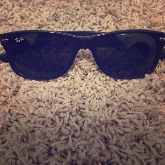 NWB AUTHENTIC RAY BAN WAYFARER IN BLACK