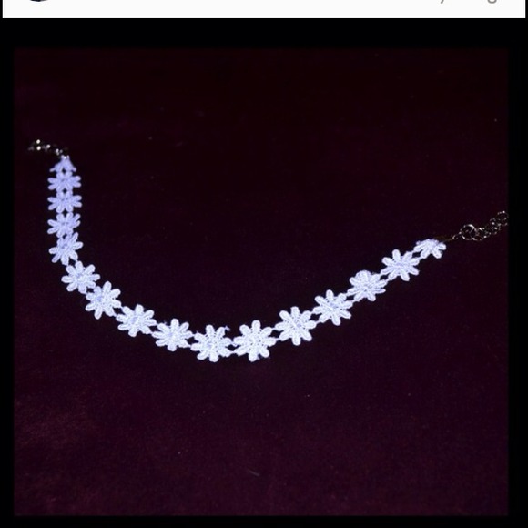 White Daisy Choker