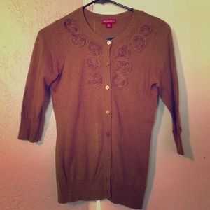 Cardigan with 3/4 length sleeves with rose detail