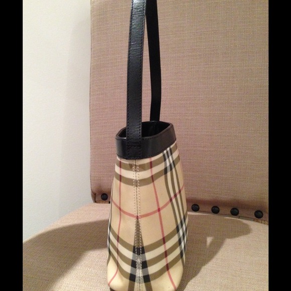 Small Burberry purse with black trim - Picture 2 of 4
