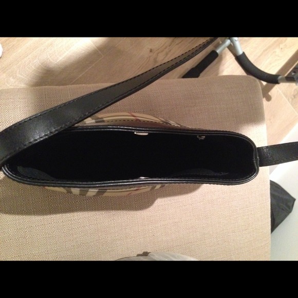 Small Burberry purse with black trim - Picture 4 of 4