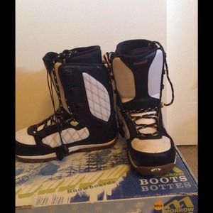 Women's snowboarding boots size 9