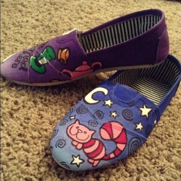Hand Painted Disney's Alice in Wonderland Shoes - Picture 2 of 2