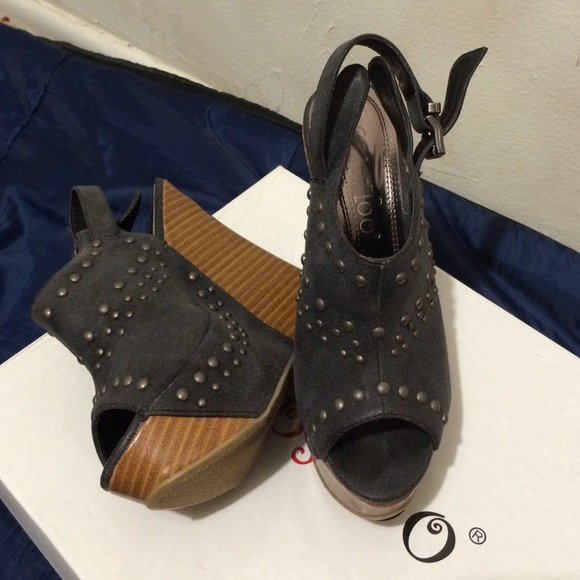 🚫SOLD🚫💕 Grey wedges 💕 - Picture 2 of 4