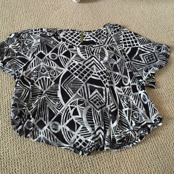 Flowy V neck geometric black and white pattern