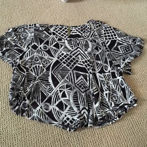 Flowy V neck geometric black and white pattern