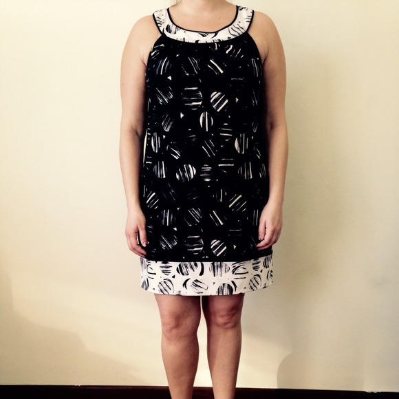 🎉🎉HP🎉🎉 BCBG Black and White Print Dress