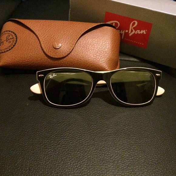 SOLD Ray Ban New Wayfarer