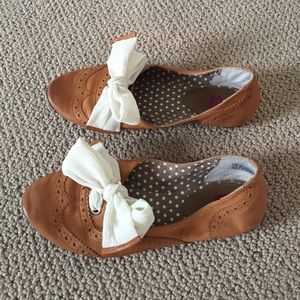 Camel colored flats with cream ribbon