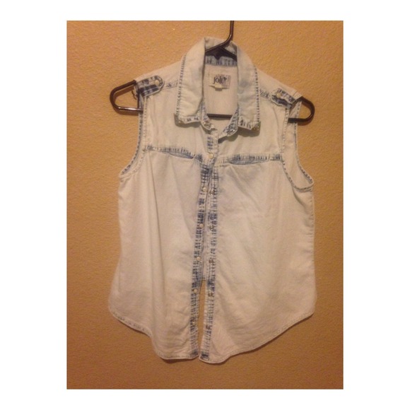 Sleeveless denim shirt