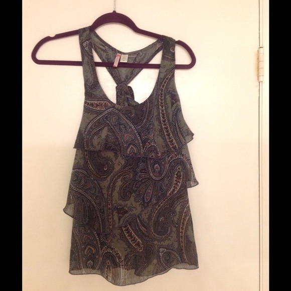 📢Reduced! Sleeveless layered top. Size M