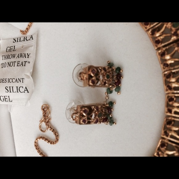 Neckless and earrings. - Picture 2 of 3