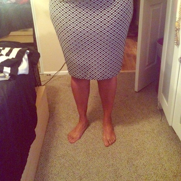 Black n white body con skirt.