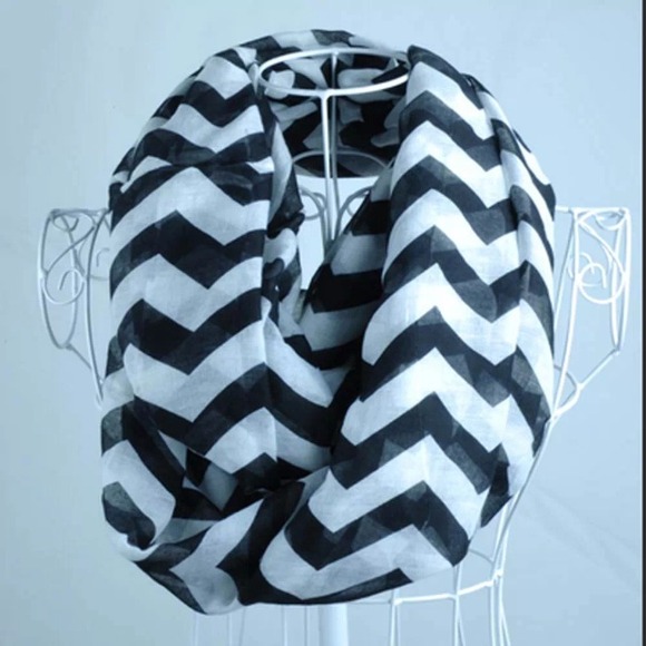 Chevron black and white scarf - Picture 2 of 2
