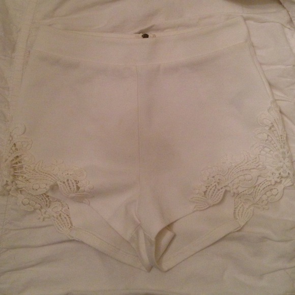 Urban Outfitters White Crochet Shorts - Picture 1 of 2