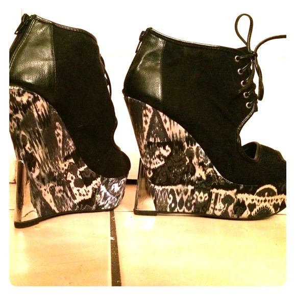 Black and white wedges. SILVER HEEL "tip" 🔳🔲🔳