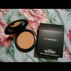 M.A.C POWDER PLUS FOUNDATION