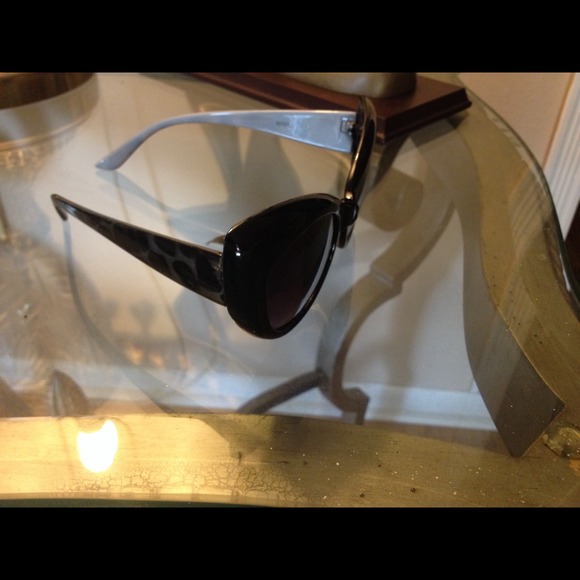 Coach Designers sunglasses black emblem on sides