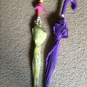 2 girls umbrellas
