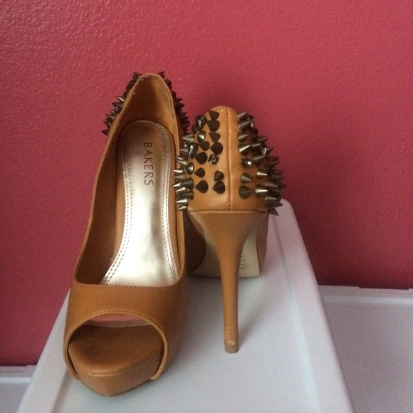 Yellow Pumps - Picture 2 of 4