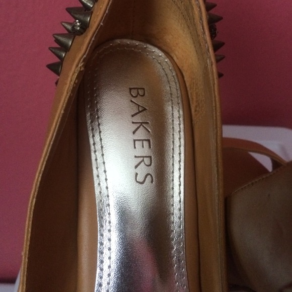 Yellow Pumps - Picture 4 of 4