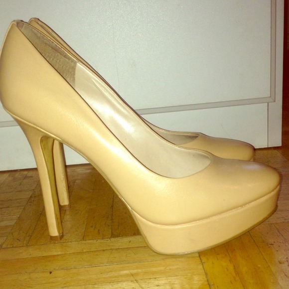 Nude Leather Nine West Pumps!