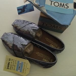 NWT pewter glitter TOMs