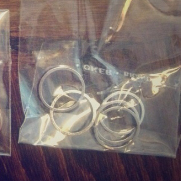 🚨BUNDLED🚨 5 Silver Midi rings!