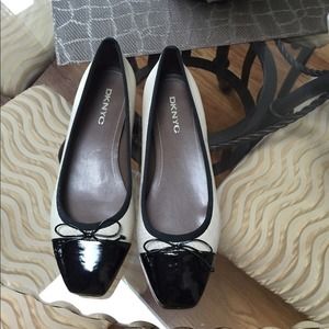 DKNY Cute Fall Flats