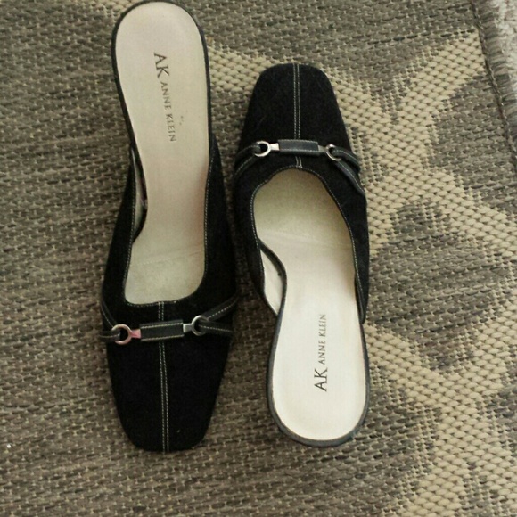 GONE 2Thred up...Black suede mules