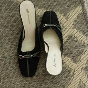 GONE 2Thred up...Black suede mules