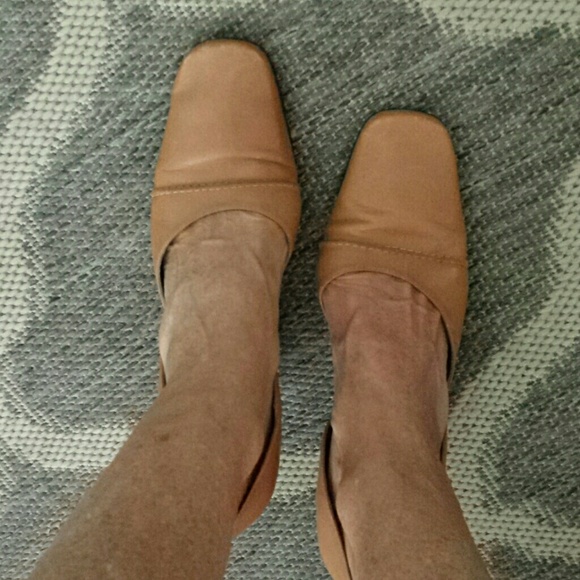 GONE 2 Thred Up...Comfy saddle leather pumps