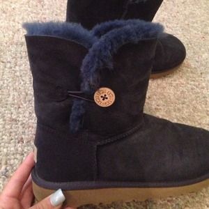 Navy blue, bailey button, short uggs