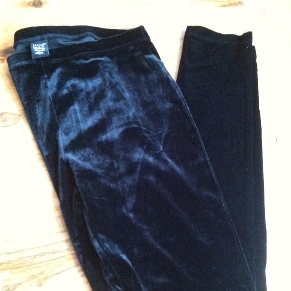 Ladies Size M HUE Velvet Leggings