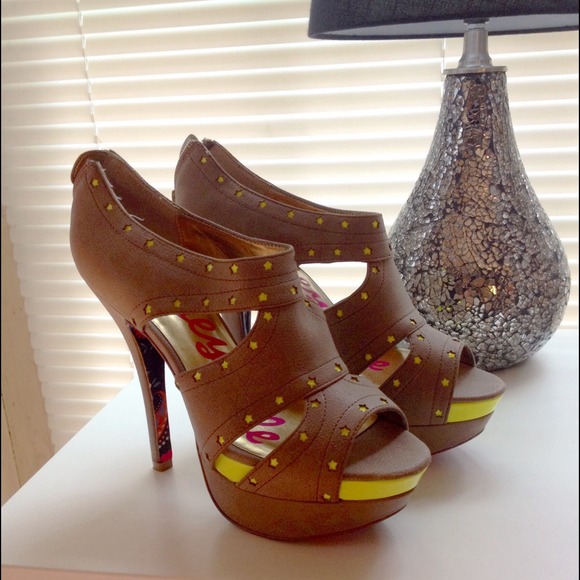 Betsey Johnson heels size 8M