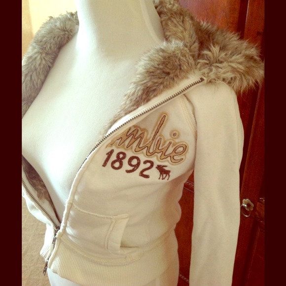 👉 Abercrombie Kids 👈 faux fur off white hoodie