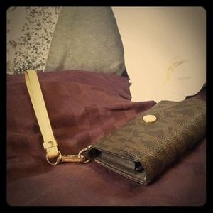 Michael Kors iPhone 4/4S wristlet