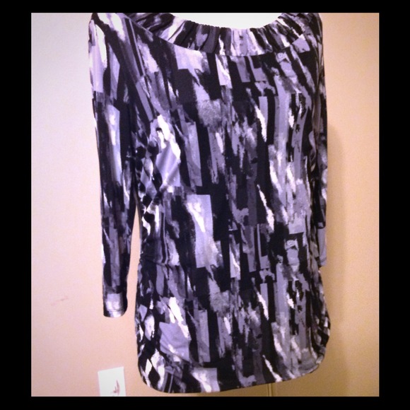 SOLD STYLE & CO GRAPHIC L/S TOP
