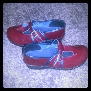 NEW ((Never Worn)) SANITA (ORIGINAL DANISH CLOGS)