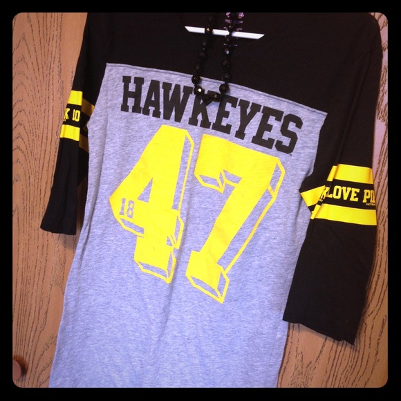 🏉Iowa Hawkeyes VS Pink tee🏉 - Picture 1 of 1
