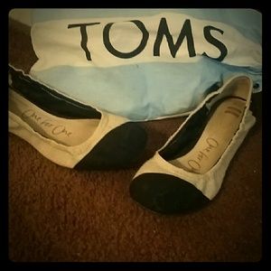 Burlap and black TOMS flats. Super cute! Worn once