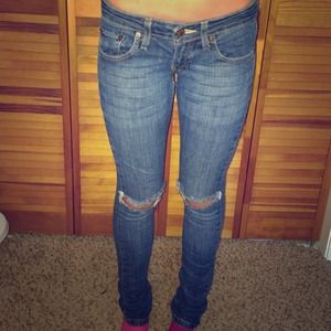 Jeans with knee slits