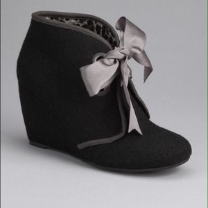 Cute Wool booties with Bow