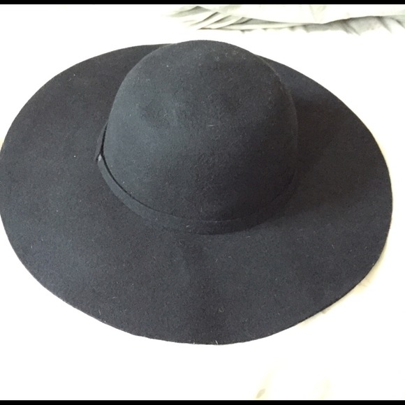 Wide brim hat