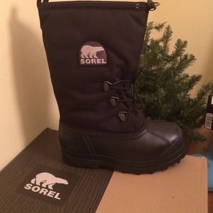 men's size 11 Sorel Boots with tags on