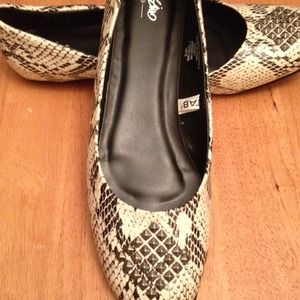 New Mossimo Snake Skin look Flats. Size 7