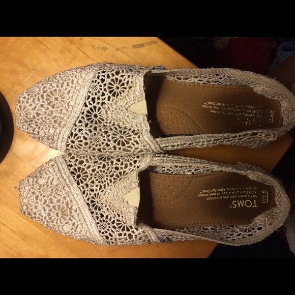 size 8 Cream lace toms