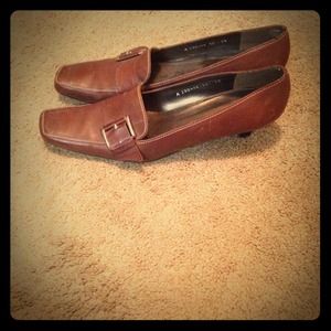 Stuart Weitzman Brown dress shoes w/ kitten heel