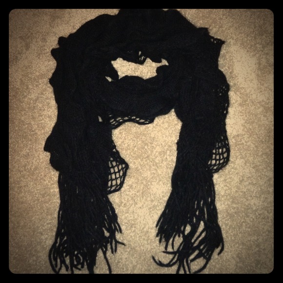 BLACK CROCHET SCRUNCHY SCARF!