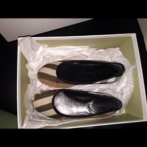 BRAND NEW!!! BURBERRY Flats (girls) size 2
